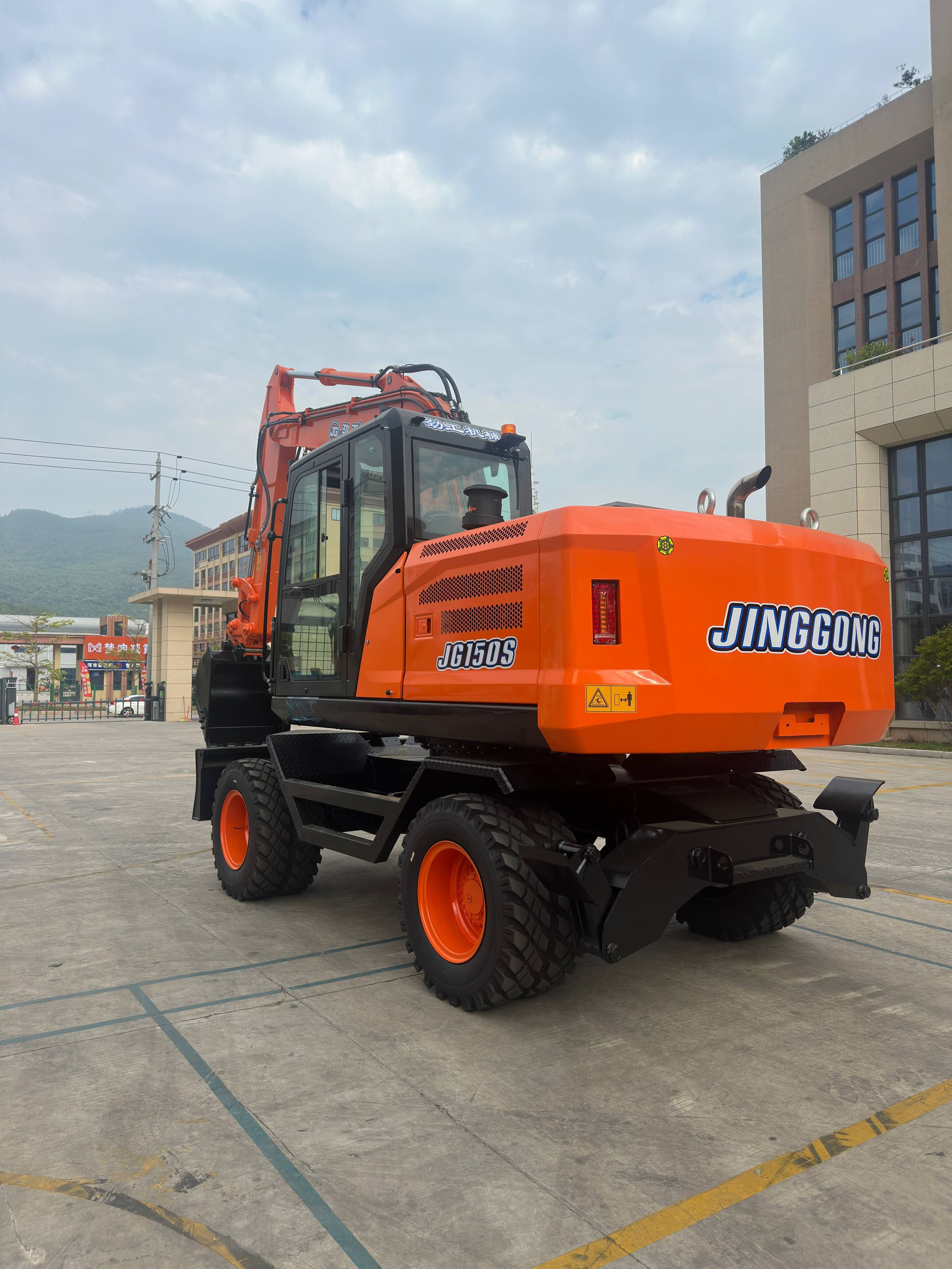 JG150S Wheeled Excavator, Heavy-Duty Machinery with Cummins Engine & 0.56m³ Bucket for Efficient Digging